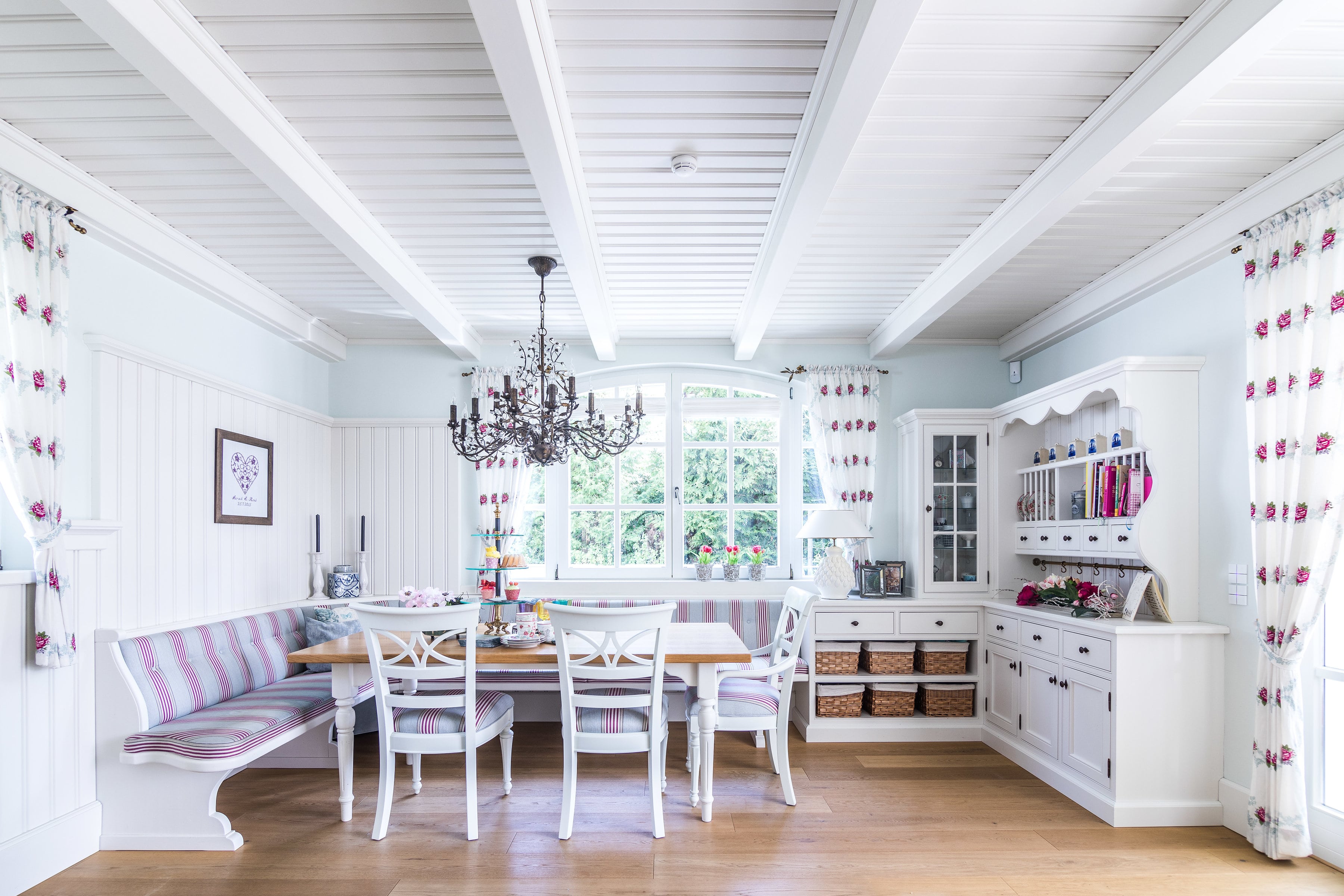 Englische Landhausküche in zeitloser Eleganz mit traditionell gefertigten Holzschränken und hellen Farben.